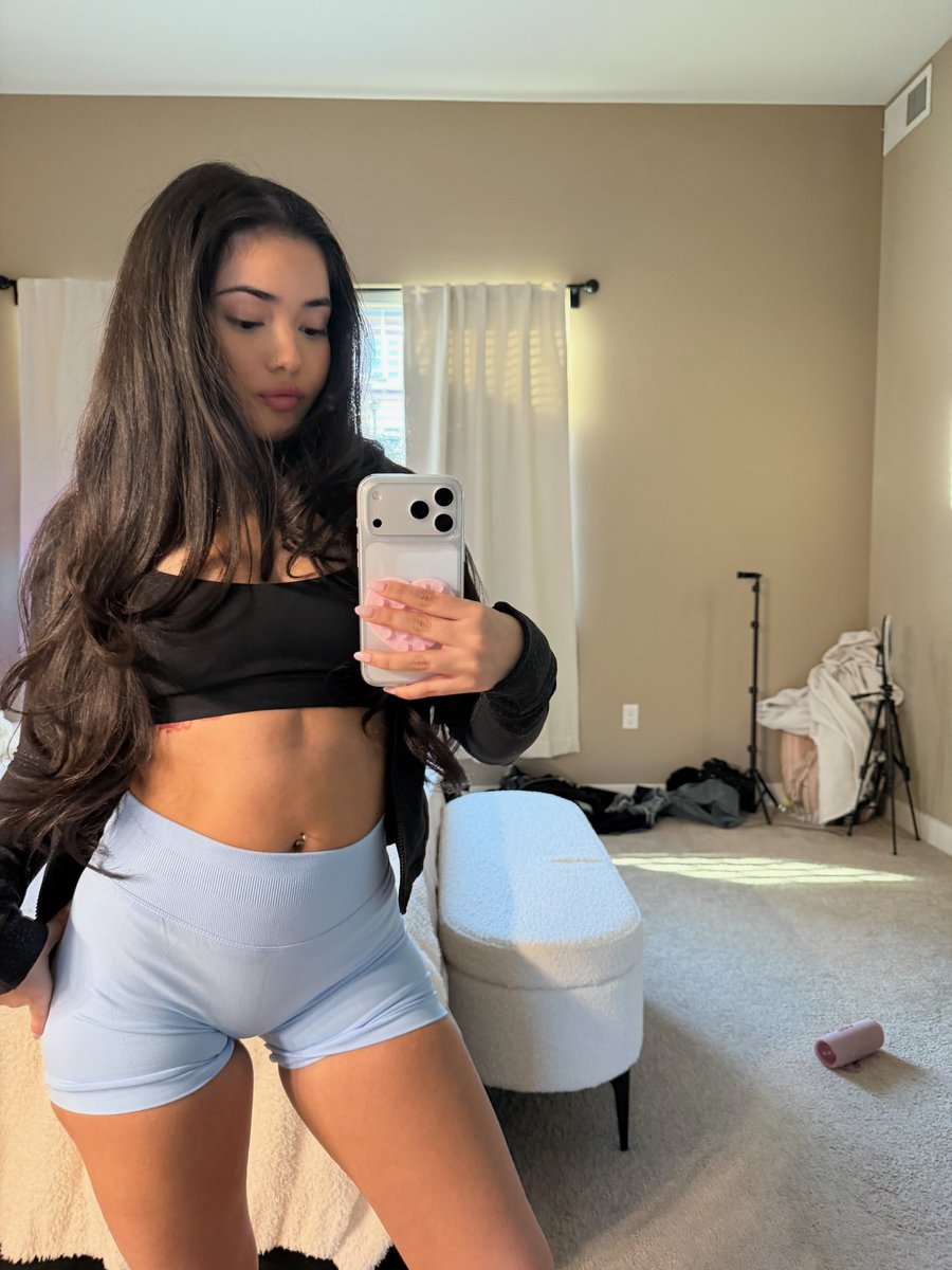 saraitoosexy's tweet photo. front or back? https://t.co/JHQdMmB70e