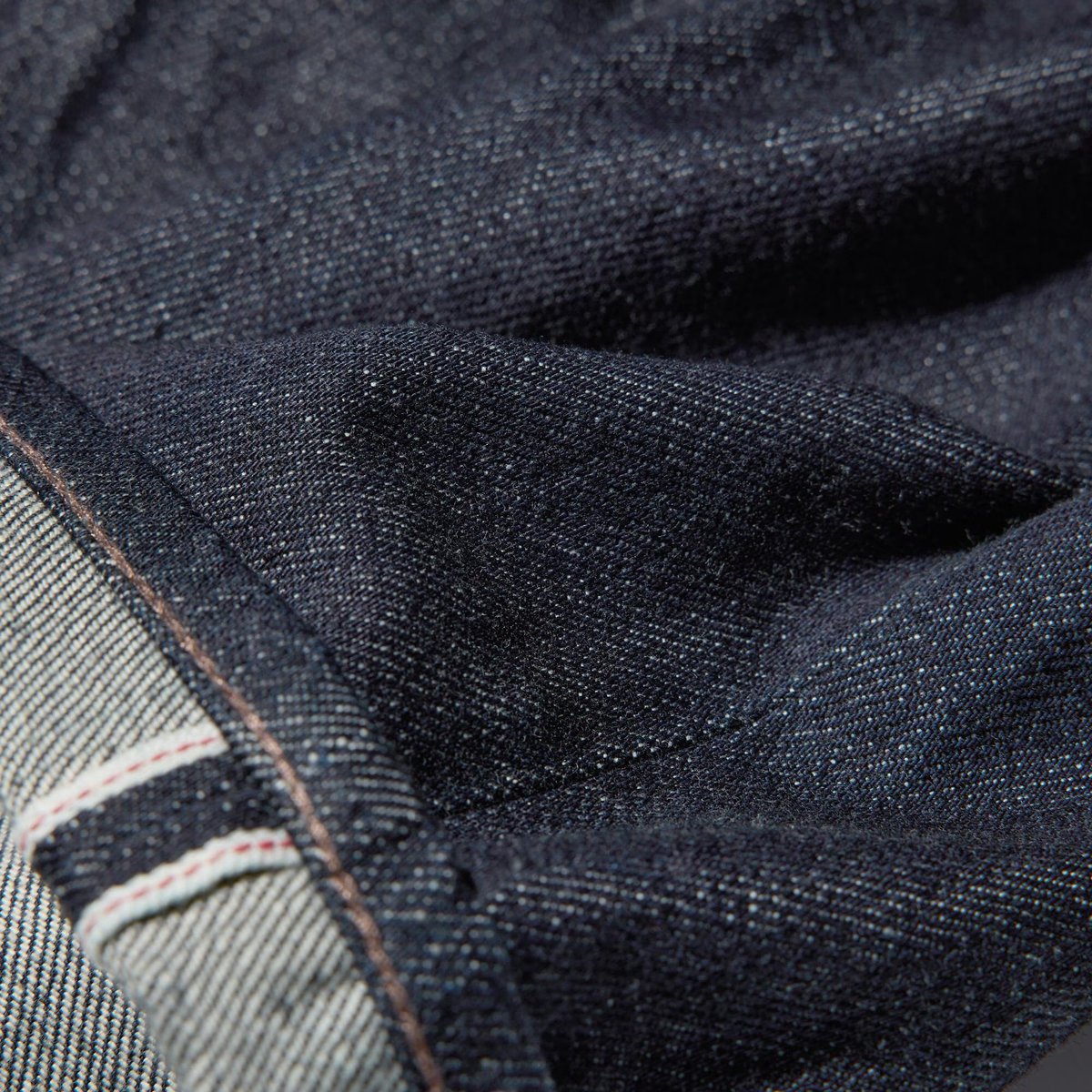 本日からリリースのユニクロ× JW ANDERSONのコラボの一押しは圧倒的にこれ。

ストレートセルビッジデニム/4,990円

他ブランドなら余裕で2万はする代物。

本格的なデニム生地を、トレンドのスリムストレートで作り上げたクリーンな1本。

A.P.Cのデニムが手軽に買えるイメージで取り入れたい1本。