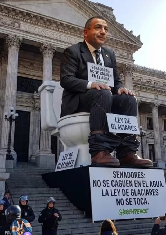 En contra de lo q decía antes, Luis Juez votó a favor de la ley de Glaciares, no le importan los recursos naturales, solo seguir viviendo del estado. 
Lacra apestosa.
