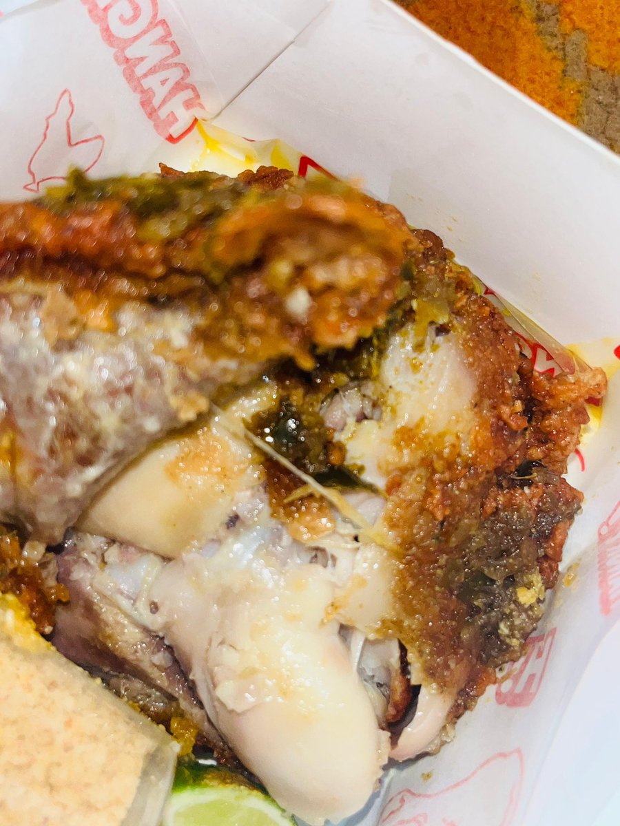 yang dateng:
Nasi Ayam Goreng Soto Koya + Sambel Accha + Extra Telor Ceplok,
Nasi Ayam Goreng Tepung Soto Koya + Sambel Accha,
plus Es Teh Manis &amp; extra bubuk koya 🤍

koyanya wangi banget, ayamnya crispy tapi rasa sotonya nempel. ini tuh kering tapi tetap “nyoto”.