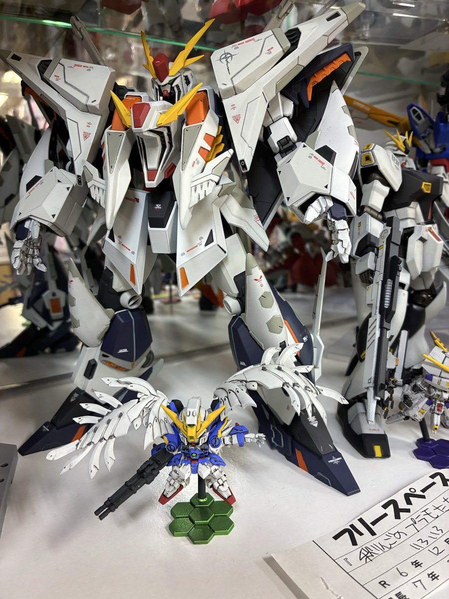 Takahir37395616's tweet photo. 秋りんごさんのクスィー
ヤッパ全塗装　マスキング大変だって
相変わらず　流石のすごい出来　
桃饅頭さんの顔　ニューだよ　展示中
#ガンプラ　#浜松　#スズモト https://t.co/by2bsA0eGU
