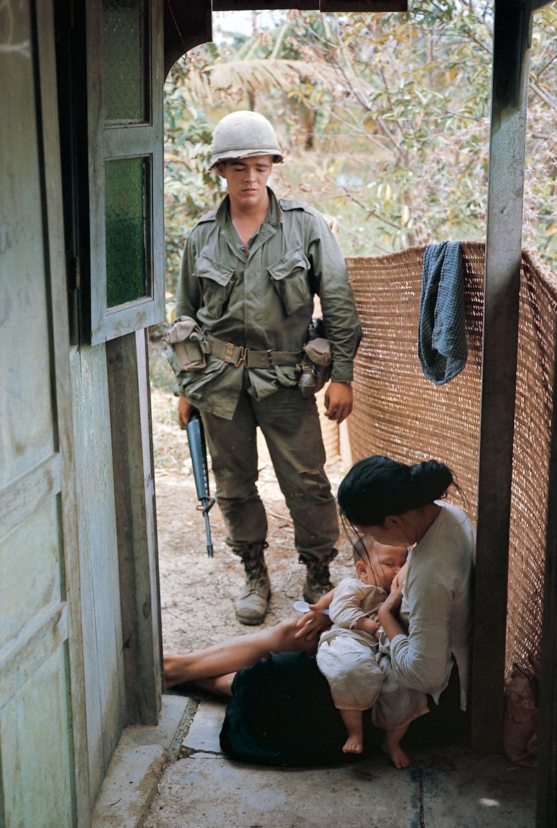 Il y a 54 ans, en février 1972, des soldats 🇺🇸 sont entrés dans le village de Bac Lieu 🇻🇳 pour traquer des combattants vietnamiens.

Ils ont arrêté Nguyen Thi Tu 🇻🇳, l’épouse d’un responsable de la résistance. Malgré les interrogatoires et les sévices, elle a refusé de livrer la