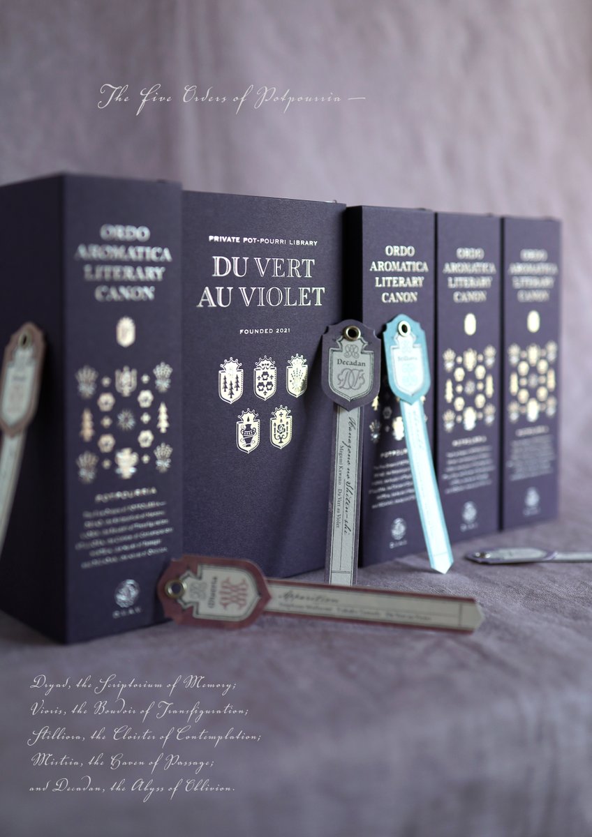 🌿Coming soon.....

香りの王国《ポプリア》の
五都の紋章を配した装丁
巻名は栞に——

香りと文学のコフレ
『#香律文学全集』第I期全五巻
いよいよお披露目です📖🌿

＊

｜霧とリボン Presents
｜『#香律文学全集』刊行記念展
｜《#ポプリア五都記》
・
｜2026.3.20〜3.23
｜ATELIER nomadica