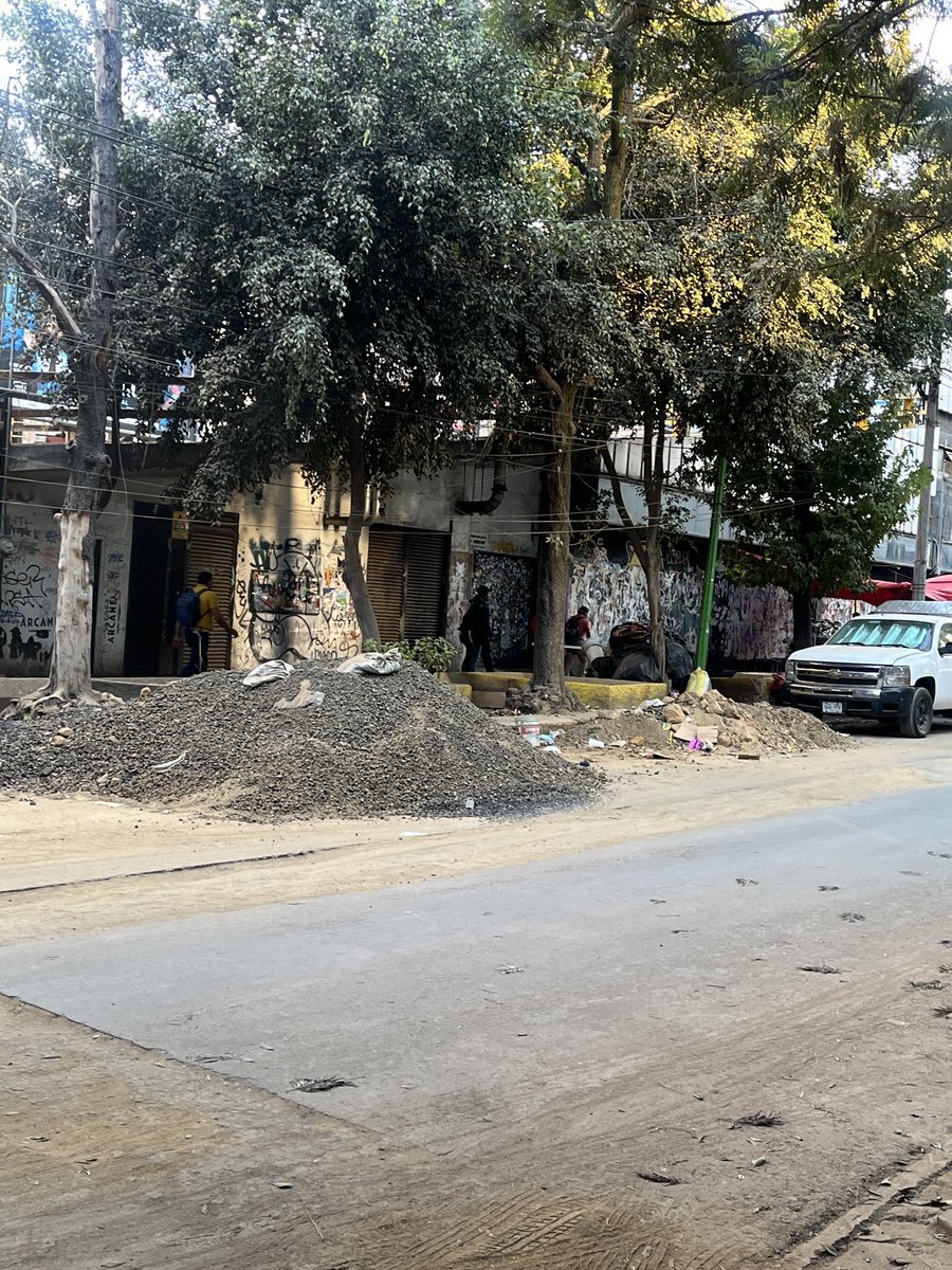 nuria_prz's tweet photo. @AlcCuauhtemocMx desde hace 15 días en la Calle Chilpancingo estuvieron haciendo arreglos, y dejaron la tierra y grava hasta ahora. 

Las vecinas y vecinos les pedimos que vengan a recogerla, los edificios y comercios estamos llenos de polvo. 

@AlessandraRdlv @BiciCondesaRoma https://t.co/ZH8OyIIrl4