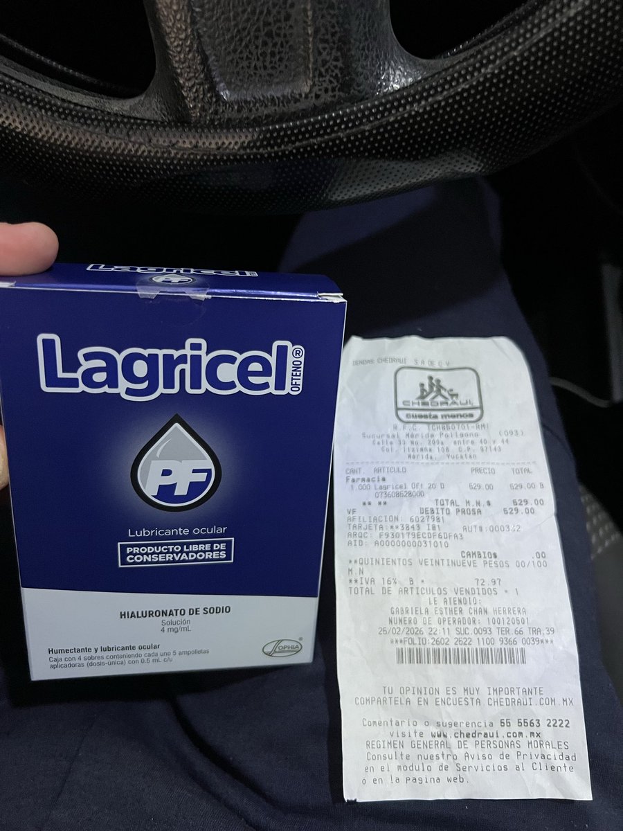 Chuy_Varo's tweet photo. Ayer un familiar me pidió de favor ir a comprar un medicamento y pasé al #chedraui de la macro plaza en Mérida… medicamento dieron el medicamento equivocado y porque el pegamento q agarra la tapa está roto  ya no me lo quisieron cambiar por el que es. https://t.co/UXwxZ72vvz