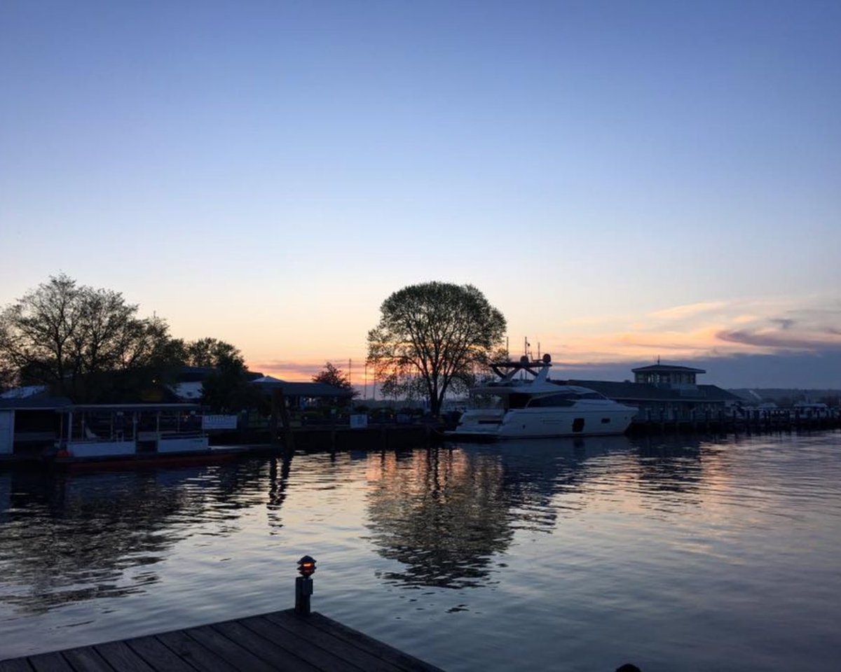 CSpringBoatShow's tweet image. Throwing it back to the 2016 #CTSpringBoatShow — a quiet morning before Day 2 with a perfect weather day ahead. 

Join us April 24–26 as we celebrate 10 years of launching #boatingseason and be part of the tradition. ✨ #CTBoating #ThrowbackThursday

🔗 bit.ly/4tjEXuk