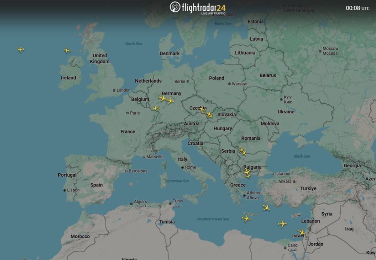 🇺🇸🇮🇷 | La Fuerza Aérea de Estados Unidos está realizando esta noche importantes movimientos de preposicionamiento en preparación para posibles ataques pronto contra Irán, con 5 KC-46A Pegasus y al menos 2 KC-135R/T Stratotankers, junto con varios C-17A Globemaster III,