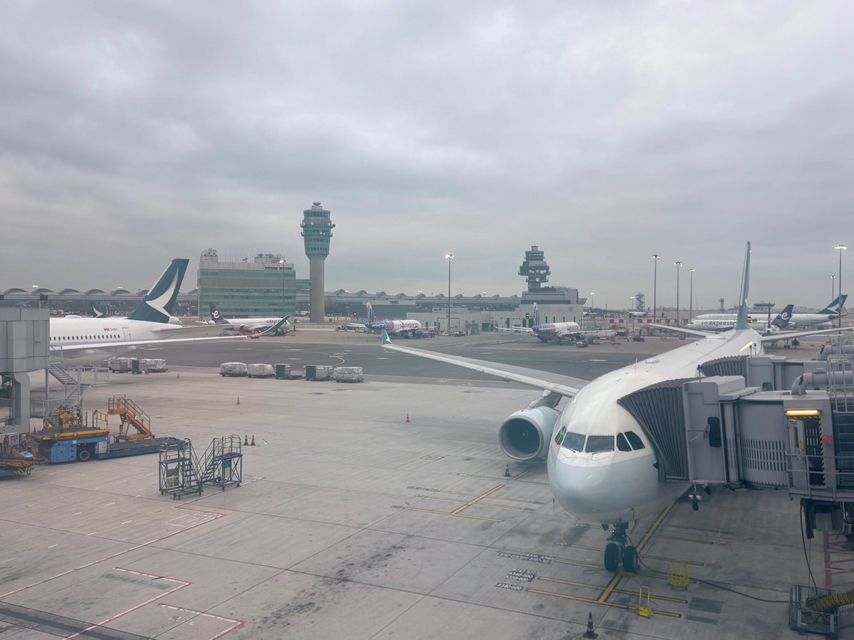 daicon_227's tweet photo. 今回のトランジットは曇天の香港！
というわけで横浜まであと一息🛫 https://t.co/XEA5C27Ror