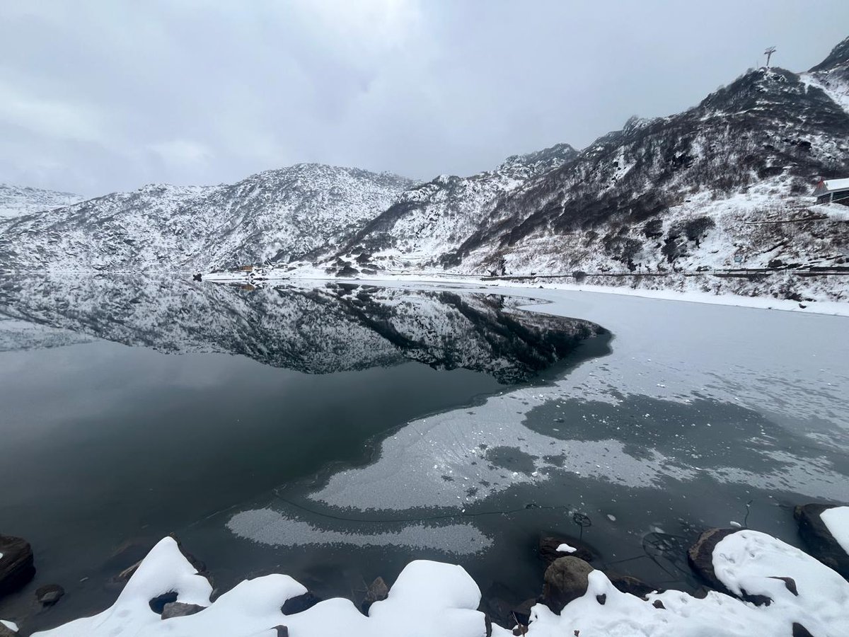 prabinkhaling's tweet photo. Where water once danced, winter now writes poems in white. #changulake #beautifulsikkim #springahead https://t.co/FViEoNxhzV