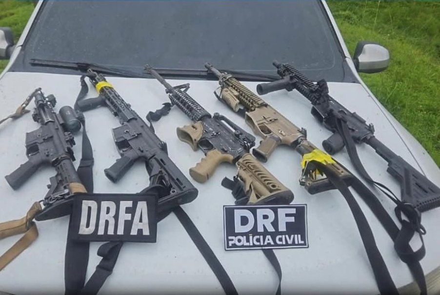 VEJA: Três milicianos foram presos e outros dois baleados durante uma ação da Polícia Civil em Manguariba, na Zona Oeste do Rio. Com os criminosos, quatro fuzis foram apreendidos.