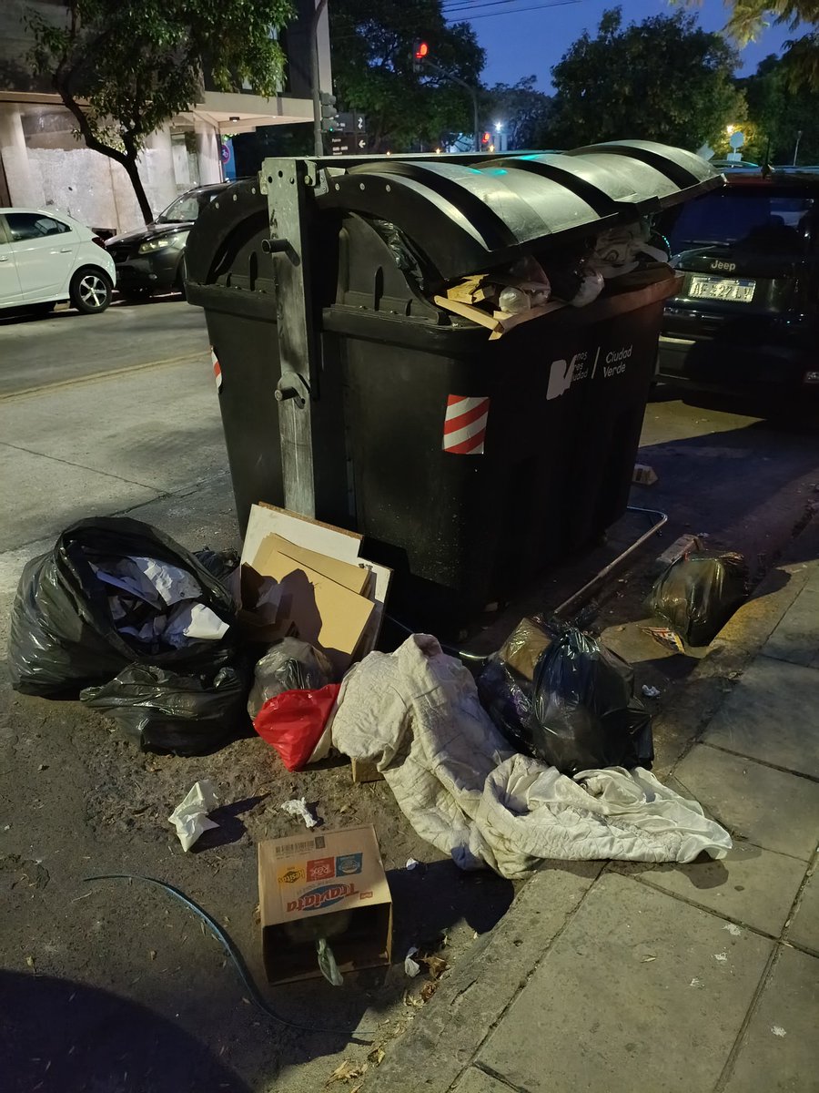 ¿Llenar la ciudad de basura será una estrategia de <a href="/jorgemacri/">Jorge Macri</a> para que la gente no viva en la calle? Porque a él no le gusta. Entonces deja los contenedores listos para alimentar roedores.
Esa luz blanca que está sobre el contenedor es el Hospital Santojanni.   ¡Un hospital!