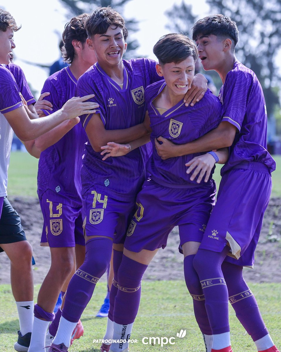 elconce_cl's tweet photo. ¡𝑬𝒎𝒐𝒕𝒊𝒗𝒐 𝒕𝒓𝒊𝒖𝒏𝒇𝒐 𝒆𝒏 𝑼𝒓𝒖𝒈𝒖𝒂𝒚! 🇺🇾

Nuestros juveniles sub-16 lograron una victoria en el último minuto ante Bolívar 🇧🇴

Los jóvenes Leones se impusieron por 2 goles a 1 con anotaciones de Charly Pradenas y Alan González ⚽

¡A seguir sumando experiencia con más fuerza, garra y corazón! 🫶🏻 

Patrocinado por: @SomosCMPC 

#EsoQueNosUne 💜