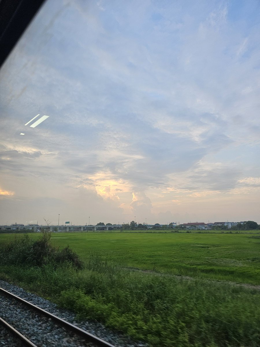 สวัสดีวันศุกร์ พรุ่งนี้ก็เสาร์แล้ววว สู้ๆน้า✌🏻