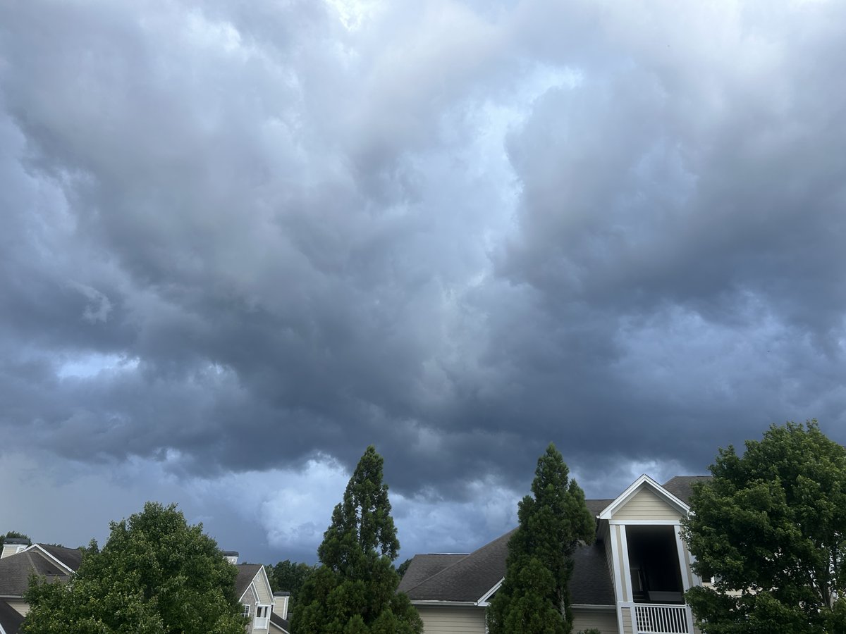 _realaliceex's tweet photo. clouds look kinda crazy today https://t.co/xo4DByp9rO