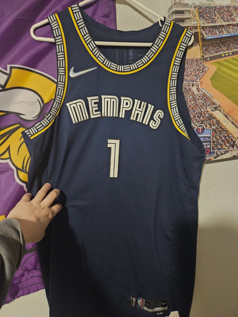 aaronjon451's tweet photo. @KyleAnderson5 Slo Mo idk if you remember the night you came to Minnesota with the @memgrizz and I trash talked and I was having fun with you with you eventually looking up in the stands and noticing me

You then gave me ur game worn jersey after the game much love https://t.co/yHl5qgxwtT