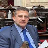 Este es Carlos Cisneros, diputado de Unión por la Patria. Tiene dos pedidos de desafuero y detención en la Justicia Federal por Trata de Personas y otra en el MPF de Tucumán por estafa procesal. Tiene que ser expulsado de la Cámara.