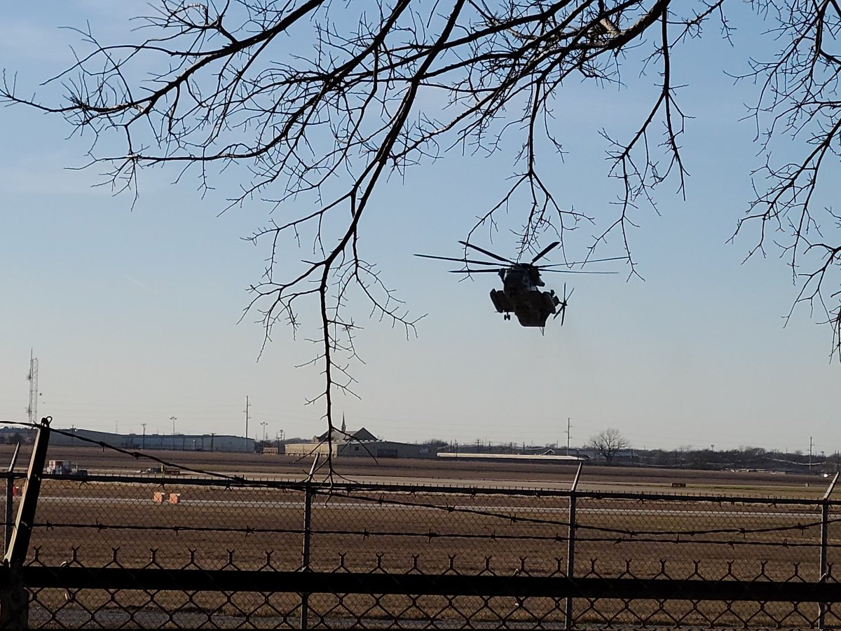 MarvinDMartian_'s tweet image. Tiger~32 CH-53 Super Stallion landing 18R #KNFW Navy Fort Worth, Carswell Field &amp;amp; taxi to fuel truck for a hot-fuel #avgeek