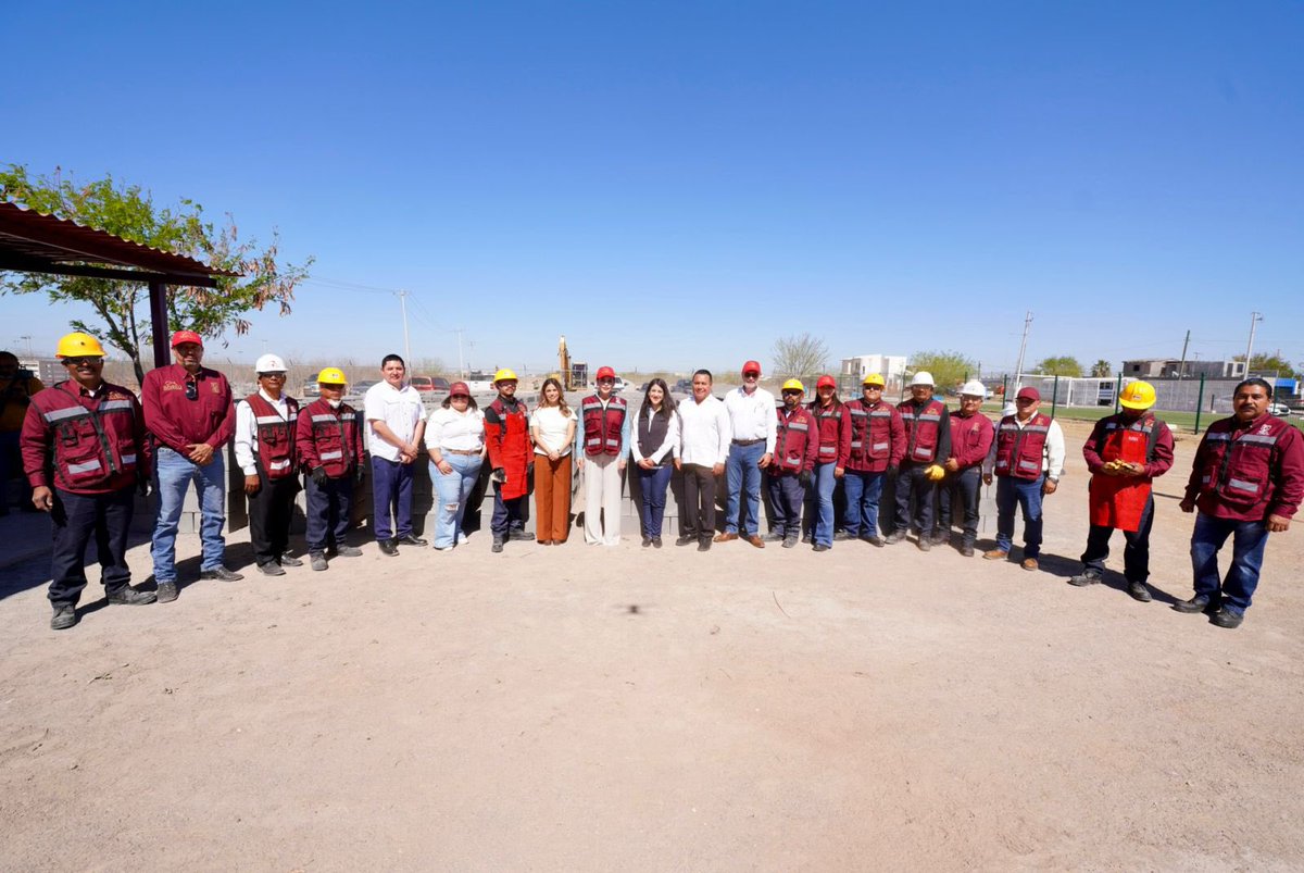 Carmenliliacrv's tweet photo. Con mucha emoción les comparto que inauguramos la #BloqueraComunitaria en el Fraccionamiento El Progreso, un proyecto que trabajamos a través del #IMVISU Nuevo Laredo, junto a la empresa @CEMEXMx .
Cada block que se fabricará aquí representa la base para edificar un hogar más digno para sus familias y sus seres queridos.
Gracias a esta gran alianza, ustedes podrán adquirir estos bloques a un costo muy accesible. Sabemos lo mucho que cuesta salir adelante; por eso, cuidar su economía familiar es y seguirá siendo una de nuestras grandes prioridades.
#JuntosLoHacemosPosible✨