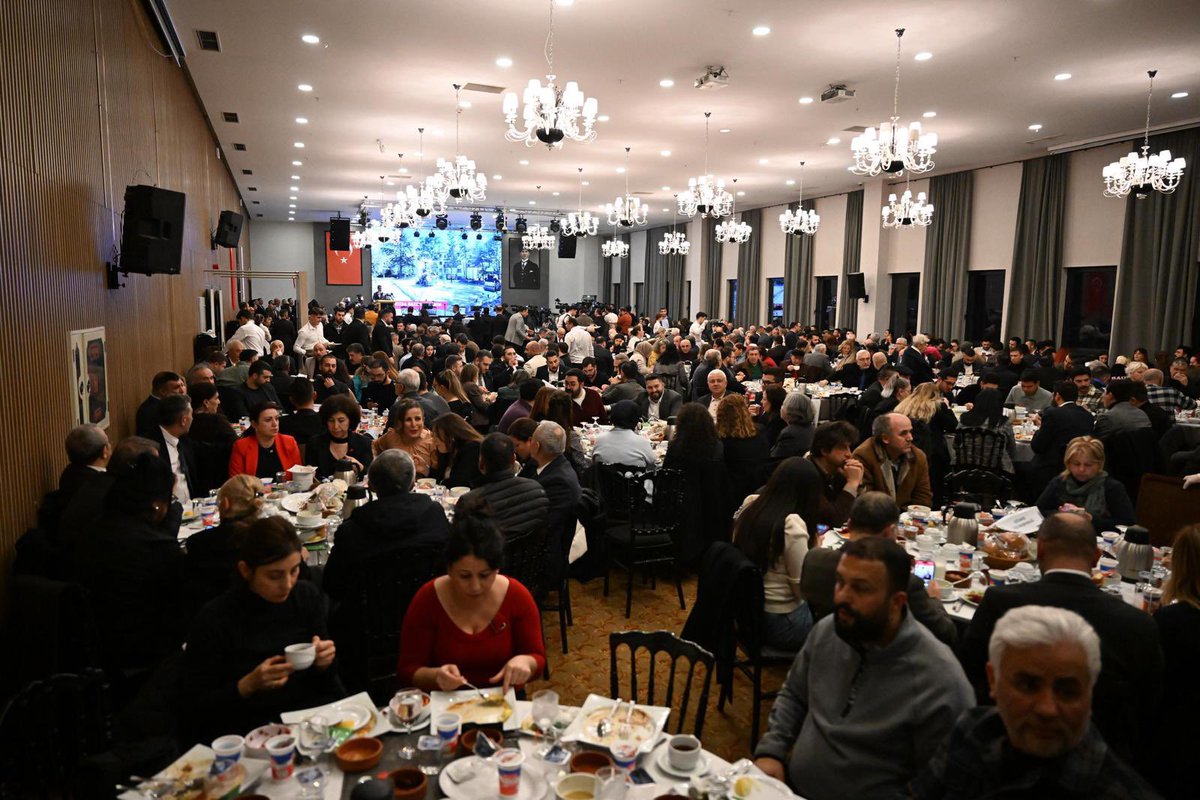 Genel Başkanımız Sayın Özgür Özel’in katılımlarıyla, Ankara İl Örgütümüzün düzenlediği iftar programında yol arkadaşlarımızla bir araya geldik.

Ramazan ayının bereketini, birlik ve dayanışma ruhunu aynı sofrada paylaşmanın huzurunu ve mutluluğunu yaşadık.

Birlik ve