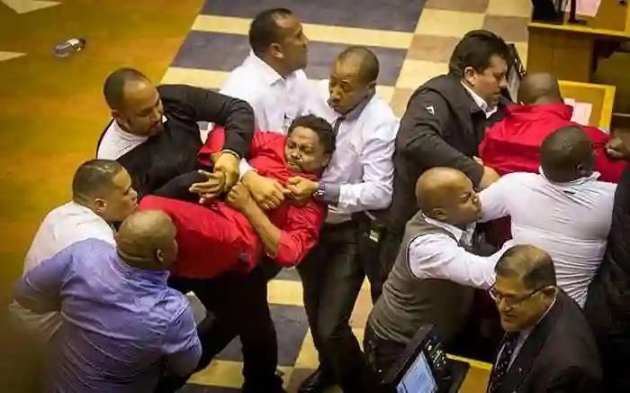 godwinratikwane's tweet photo. What do you suggest should have happened? They should’ve kidnapped him? Beat him up? Block him and push each other on that passage? Then be blamed that they’ve assaulted him or kidnapped him? 🙄, 

Never forget that there’s legal and constitutional process, I’m actually proud of how they remained calm given the clear trap they’d have fallen into!  @MbuyiseniNdlozi  must never forget how helpless he felt here, he knows there’s no much they could have done!!!