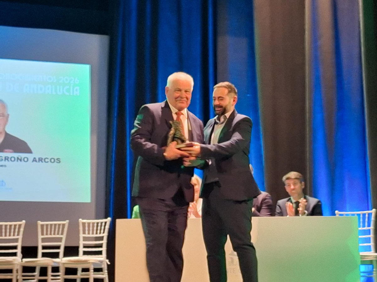 ❤️ Desde nuestro club nos sentimos orgullosos del reconocimiento a la trayectoria deportiva de nuestro querido Pepe Logroño, ejemplo de constancia, esfuerzo y amor por el fútbol de Puente Genil.

🏅 Un referente y una parte fundamental de nuestra historia.

#EnhorabuenaPepe