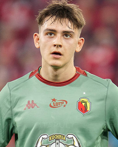 İlk maçı Evinde 3-0 kaybeden Jagiellonia Białystok, Floransa’da şu an tarih yazıyor.
Fiorentina karşısında rövanşı 3-0’a getirip maçı uzatmalara taşıdılar. Bu geri dönüş sadece skor değil, karakter meselesi.
Ve gecenin adı: Bartosz Mazurek.
19 yaşında, deplasmanda hat-trick.