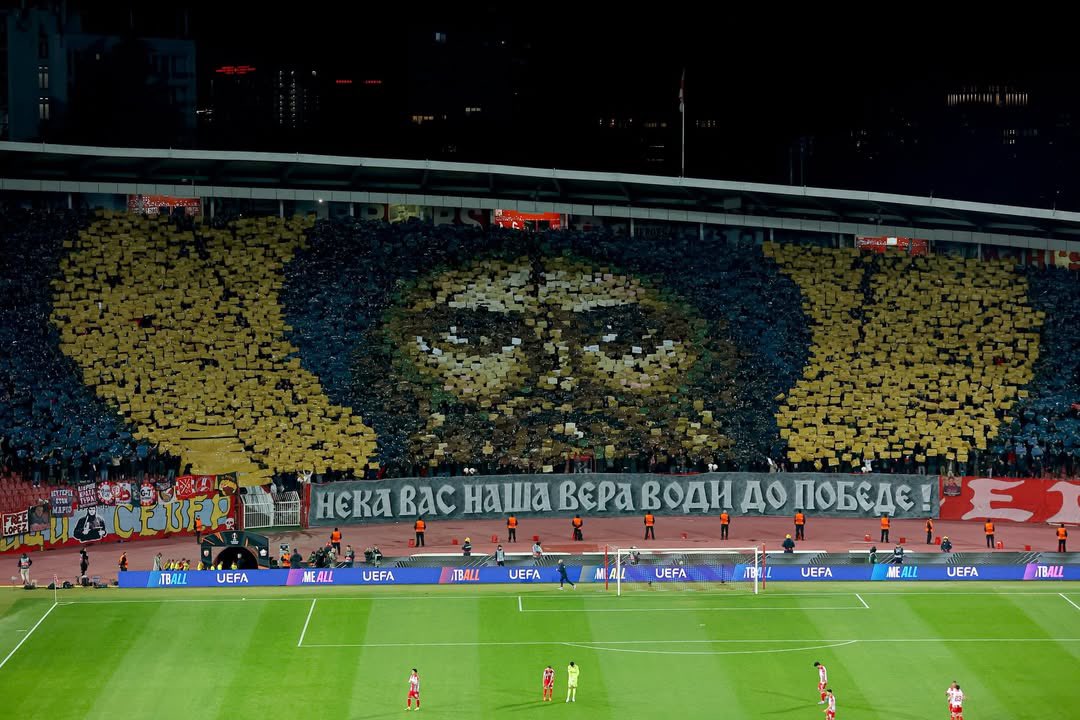 El mosaico que han sacado los ultras del Estrella Roja de Belgrado en Europa League vs LOSC.

“Que nuestra fe os guíe hasta la victoria”

Independientemente del resultado, es 👌