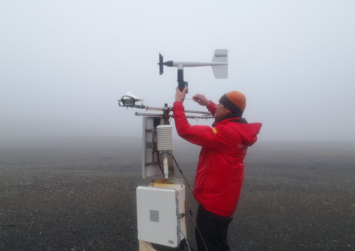 tinyprincess668's tweet photo. El equipo de Aemet aprovecha los movimientos del cierre del campamento científico de Byers (isla Livingston) para mantener y recoger los datos de la Estación Meteorológica. @utm_csic @Antartica_ET @AEMET_Esp https://t.co/E9MQHGQiOs