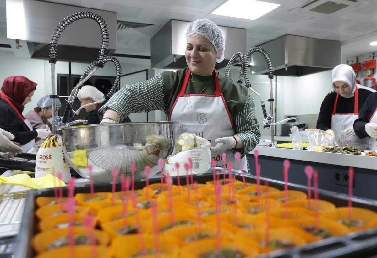 Anne Eli İftarı🍽️
Annelerimizin hazırladığı iftar sofralarında Genç Kızılay gönüllülerimizle buluştuk.

Programa Türk Kızılay Genel Başkanımız Prof. Dr. Fatma Meriç Yılmaz, Yönetim Kurulu Üyelerimiz Av. Esra Özkoç ve Zübeyde Hümeyra Çelik, Genel Başkanımız Dr. Utku İlhan katıldı