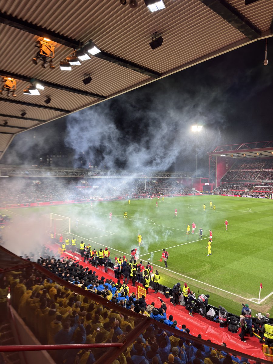 StokeyyG2's tweet photo. The game at the City Ground was momentarily stopped in the first few minutes as Fenerbahce fans threw a flare on the pitch…😳 

[🎥 - @CapitalR] https://t.co/teCKva2xH7