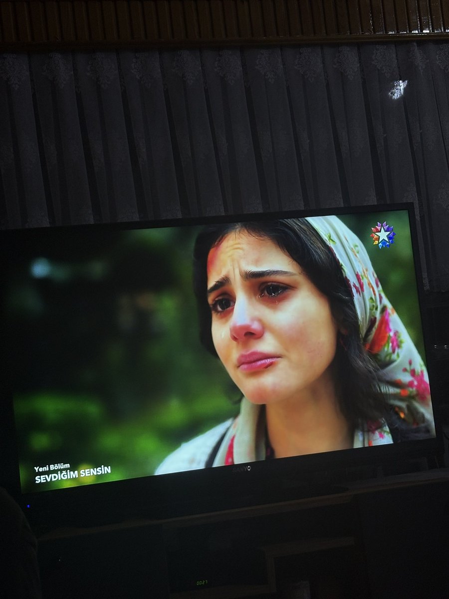 NanaDedaa's tweet photo. O rolüne ağlıyor bizi yeteneğiyle ağlatıyor. Harika gidiyorsun Dicle 👏🏻👏🏻  
#SevdiğimSensin @_helinkandemirr https://t.co/iP7KijSkLr