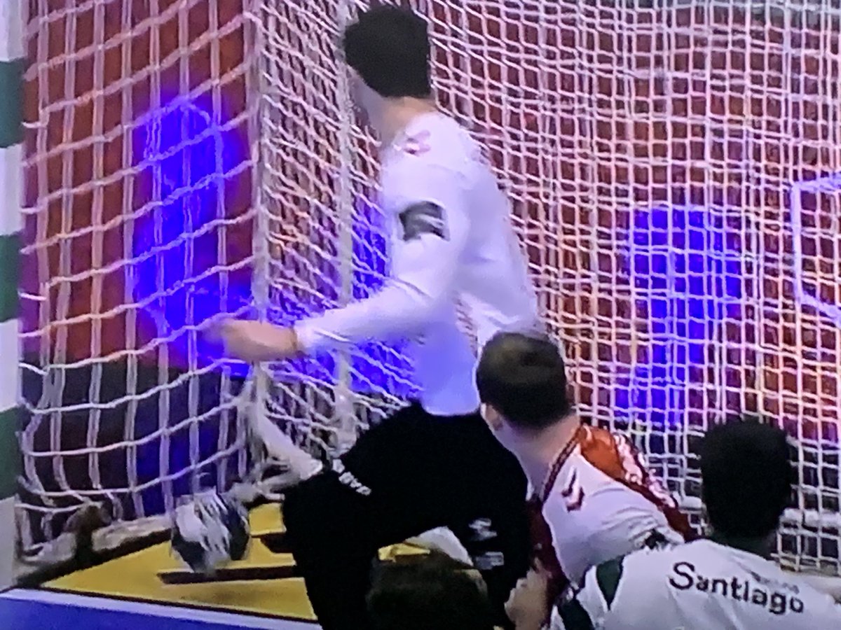Lente_Central's tweet image. Estes gatunos! 🤬
A bola esteve toda lá dentro.

#ehfcl #EHFChampionsLeague #ModalidadesSCP