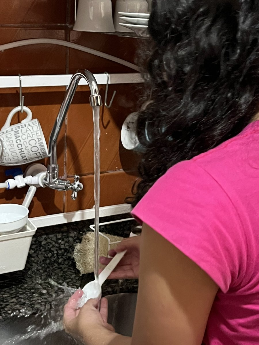 anapaula_life's tweet photo. A pré-adolescente não quis brincar com a irmã. Dei a opção de levar a louça, ela aceitou. Até porque eu não sou Deus: pra está em dois lugares ao mesmo tempo, né?
#filhas #irmãs https://t.co/l2UUcgdmKv