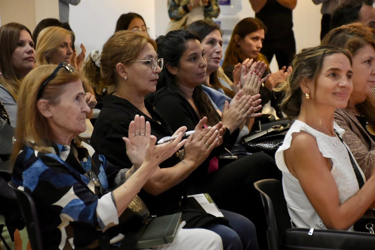 JuanoFabiani's tweet photo. Continuamos consolidando un espacio de trabajo conjunto que permita mejorar las condiciones de enseñanza y seguir garantizando más oportunidades para nuestras chicas y chicos. https://t.co/XK0sja75Va