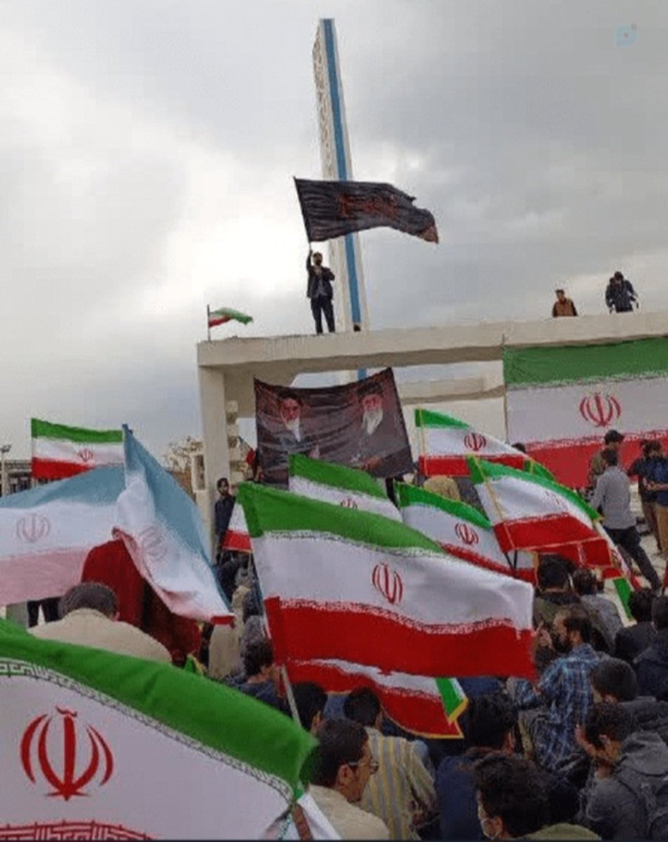 احسنت به دانشجویان بیداری  که در بزنگاه تاریخ ایران ، پرچم استقلال ، آزادی و جمهوری اسلامی را در برابر پرچم های جهانِ کفر ، شرک و نفاق برافراشتند. 
#وحوش_پهلوی
#سلطنت_سیاه
