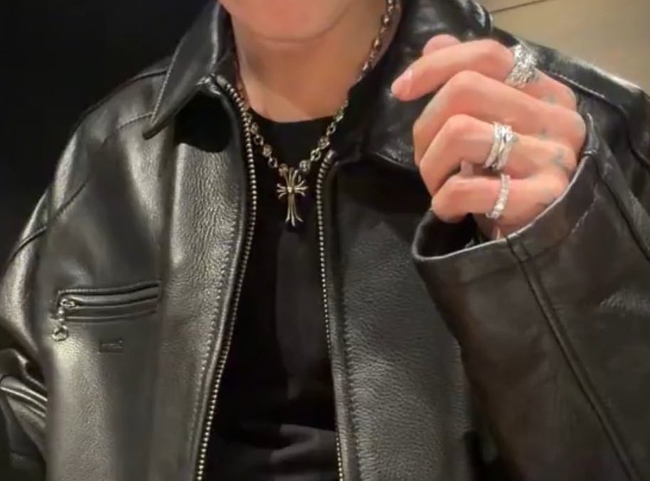 JeonJungkook_BR's tweet photo. Tudo sobre os acessórios do Jungkook…

Detalhe que ele estava usando colar, alguns dos anéis e o cinto da Chrome Hearts 🖤 https://t.co/hBBmvuaZHG