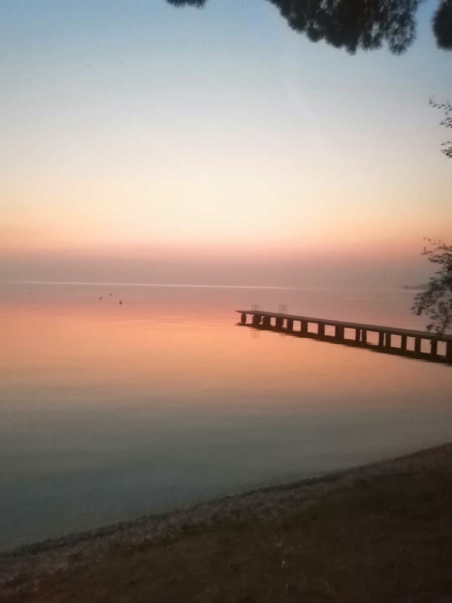 Tramonto sul lago, poco fa.
