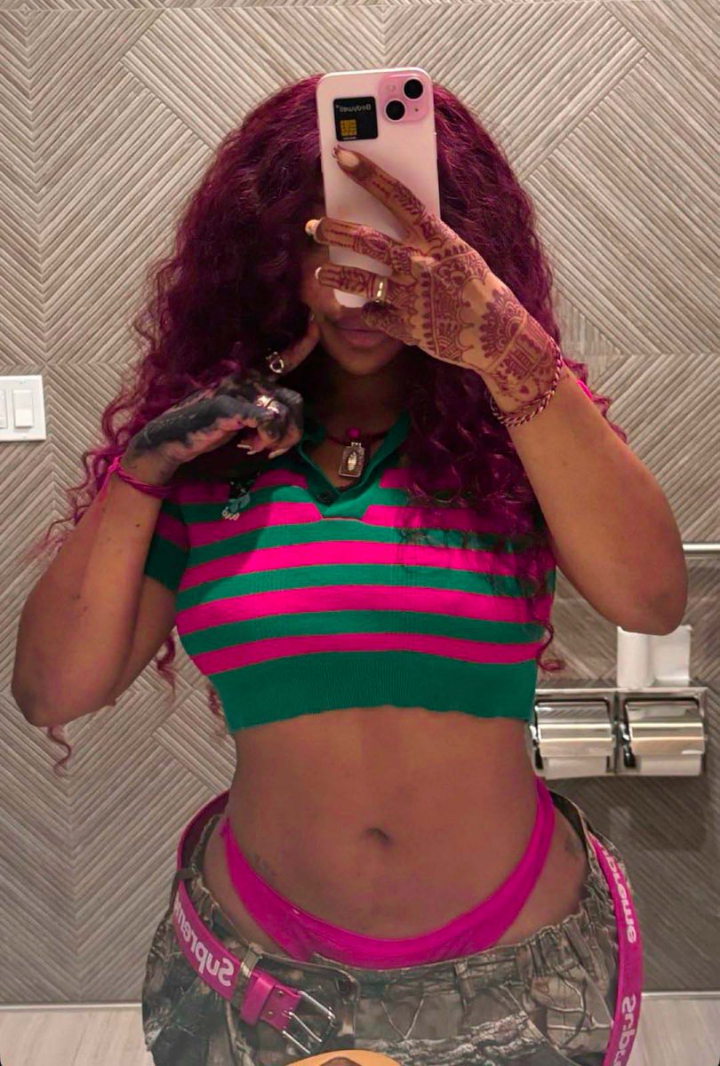 AcervoVerdeRosa's tweet photo. SZA MANGUEIRENSE! A diva estadunidense SZA postou, em seus stories, um vídeo da nossa rainha Evelyn Bastos e uma foto histórica da nossa lendária Tia Suluca. Sim, diferente da SZA, o acervo não mente e os prints são reais! 💚🩷 https://t.co/xLIJbVWU88