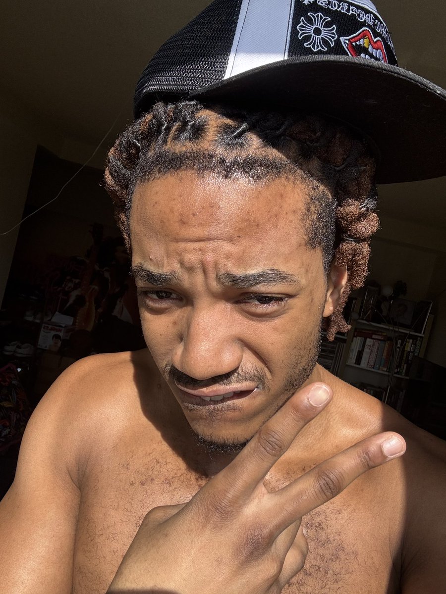 locstaaa's tweet photo. When u totally don’t got a cut but u got on chrome so it’s chill https://t.co/SKG56izeld