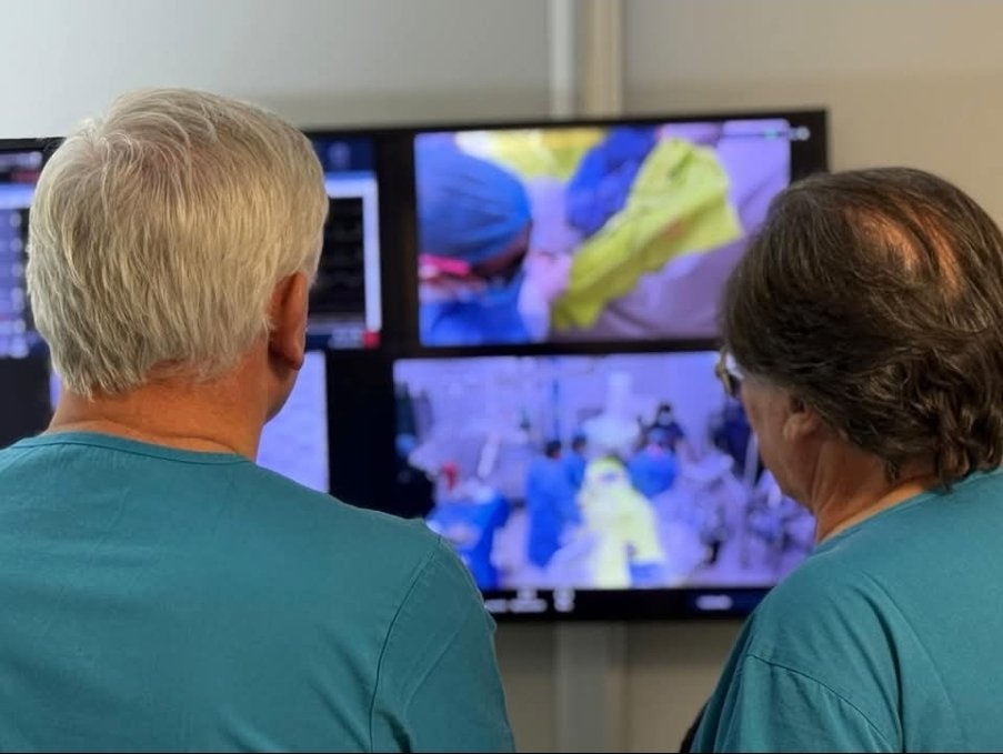 CcaUruguay's tweet photo. Hito en el Centro Cardiológico Americano: 800 TAVI.
En los últimos 6 meses, 100 pacientes recibieron válvula aórtica por catéter (sin cirugía).
Más experiencia. Más vidas mejorando ❤️ https://t.co/vUiLAR2Rwx