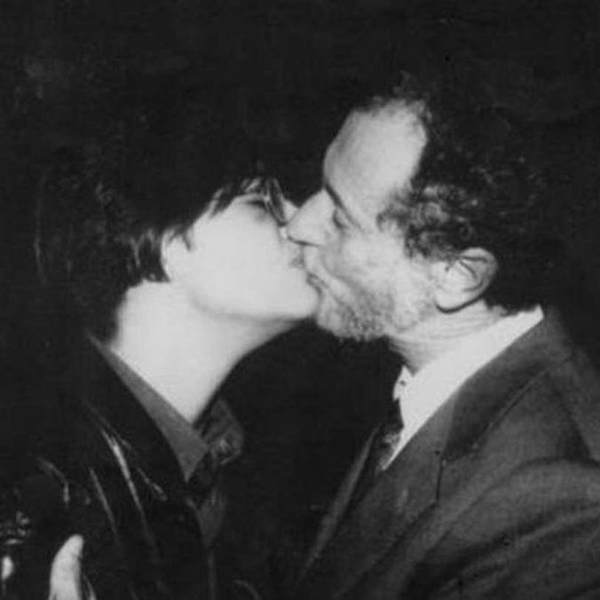 🔴 DATO | El beso más importante en la ciencia.
En el año de 1991, el médico inmunólogo Fernando Aiuti frente a la audiencia de un congreso en Caligari, besó a una chica con VIH, con lo cual se rompió el tabú de que el virus podía transmitirse por un beso.