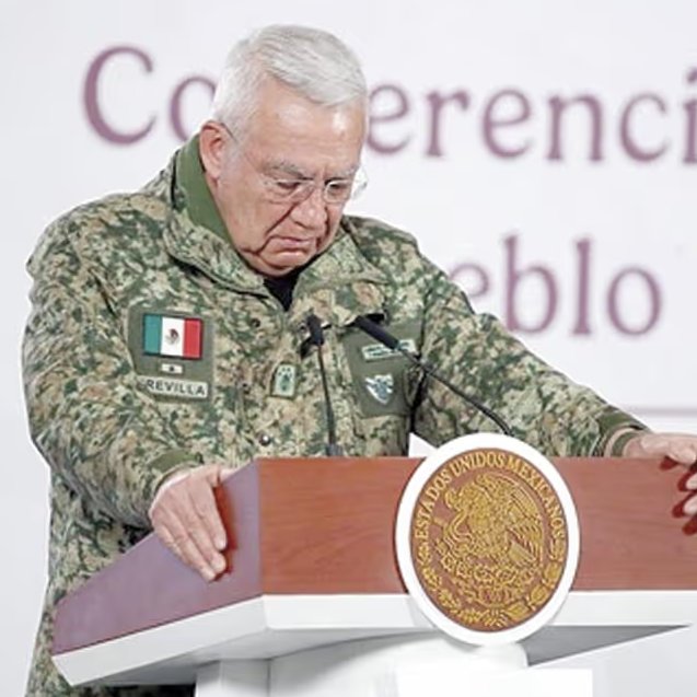 – Le disparan con ametralladora
– Salva la vida de sus compañeros
– Captura a Maduro
– Inmutable

– Le "donan" 7 millones de pesos
– Le "donan" un departamento de lujo
– Le matan al mencho...
– Llora...