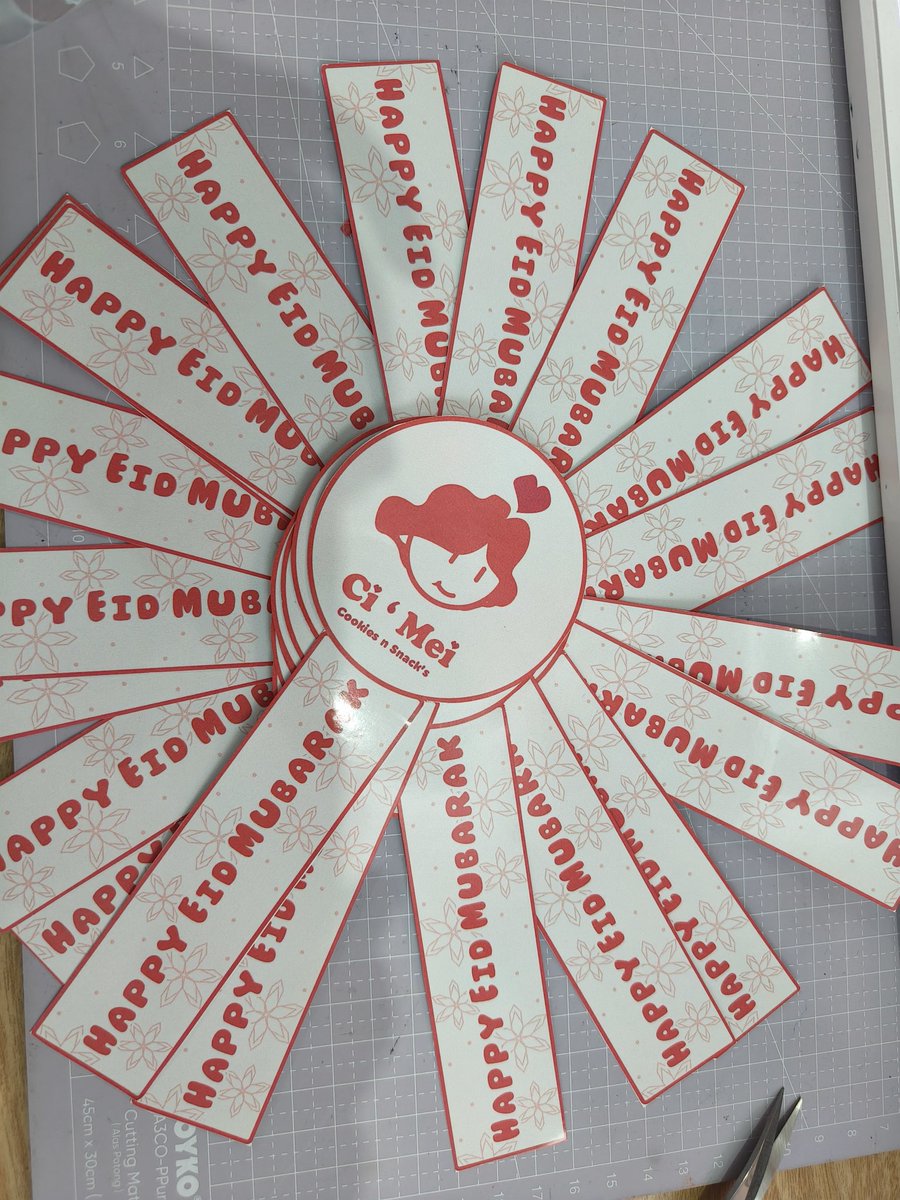 Semalam aku selesein 3 orderan. Sehat2 jempol dan telunjukku. 
Karena, "kalau cuma buat healing untuk apa mesin cutting" jarene bojoku...

Yo aku ngambek