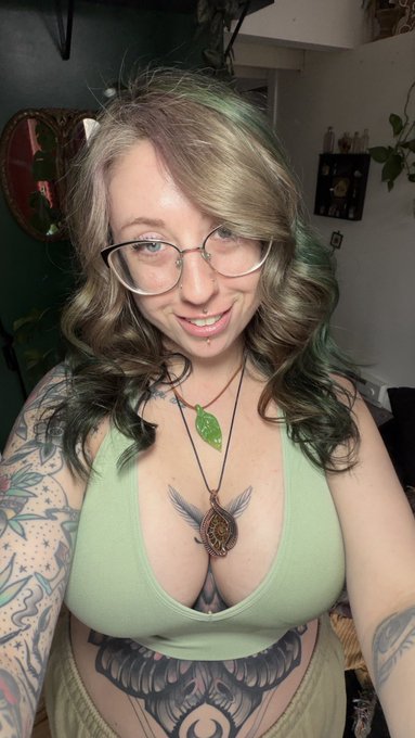 Fern Sparx🌙🥀🖤 Nature Goddess✨️ - What caught your eye first, the green hair or the tattoos? https://t.co/uDmbejl9lh