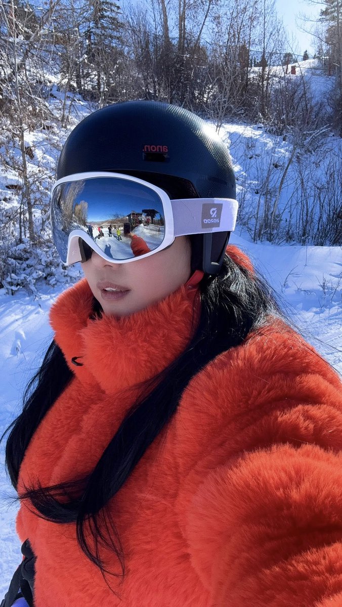 Alina45639's tweet photo. Proof that winter can still be warm 😉❄️

#WinterStyle #SnowMood #SkiLife https://t.co/RkFZYAFi2C