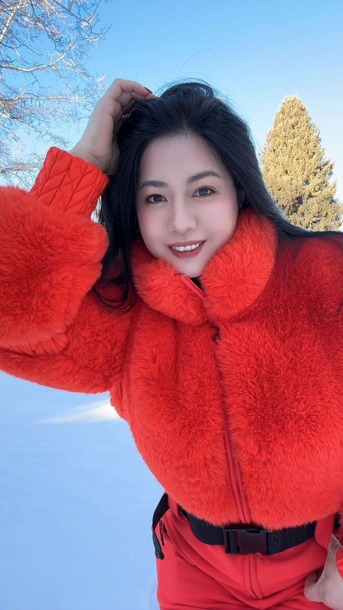 Alina45639's tweet photo. Proof that winter can still be warm 😉❄️

#WinterStyle #SnowMood #SkiLife https://t.co/RkFZYAFi2C