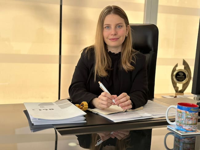 Se llaman Sira Ortuño y Rocío Gómez. Son dos de las funcionarias corruptas que han usurpado las VPO de Alicante. A día de hoy siguen okupando los pisos.
#Desokupa