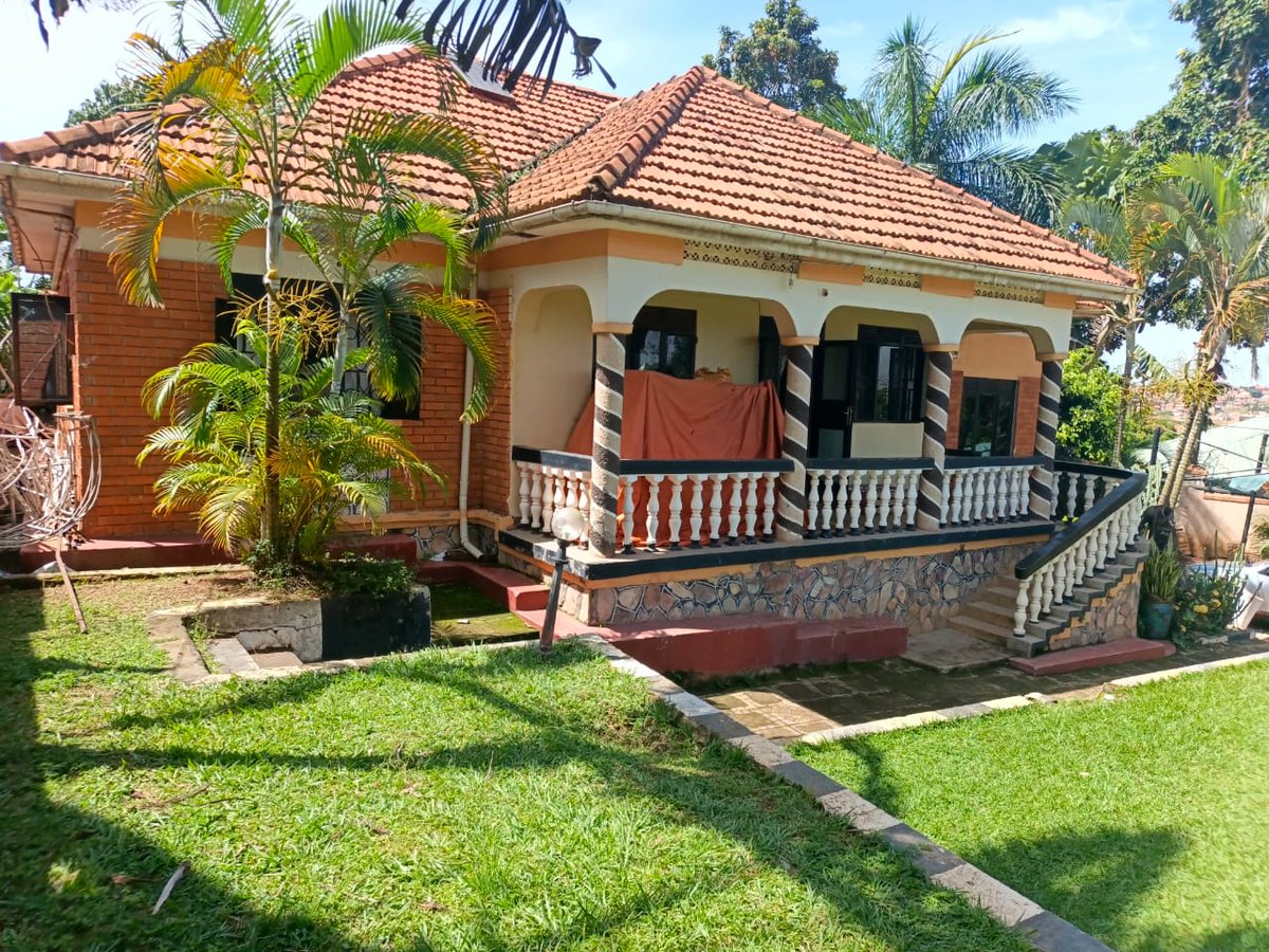 shukranproperty's tweet photo. Family House For Sale
Located at Seeta Town along Namiryango Road
4 bedrooms 3 bathrooms, 2 boy's quaters
Seated on 100ft by 100ft Plot
Private Mailo land title
Selling Price at #320m Ugx
0706592177 https://t.co/gwjicuoWP7