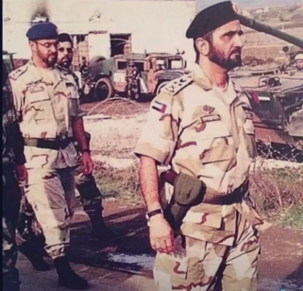 • صورة لرئيس دولة الإمارات الشيخ محمد بن زايد آل نهيان ونائب رئيس الدولة الشيخ محمد بن راشد آل مكتوم اثناء تحرير الكويت 🇦🇪❤️🇰🇼

- قيادة الإمارات خاضت جميع المعارك وعلى كل المستويات ودائماً حليفها النصر 🫡