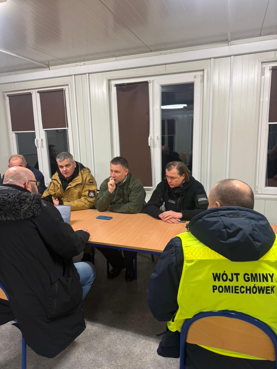 MSWiA_GOV_PL's tweet photo. 🚨 Sytuacja na rzece Wkra w Błędowie (gm. Pomiechówek): rzeka wystąpiła z koryta z powodu zatoru lodowego. Poziom wody stabilny, na wodowskazie Borkowo woda opada. 

Na miejscu był minister @MKierwinski, wojewoda mazowiecki @M_Frankowski. Z żywiołem walczy 18 zastępów Straży Pożarnej @KMazowieckim @Kw_PSP_Wwa, 65 strażaków.  

Służby ułożyły worki i rękawy z piaskiem, a teraz ukierunkowują rozlewisko do koryta rzeki. Zagrożonych podtopieniem jest ok. 20 posesji (domki letniskowe i całoroczne), zalane 4 garaże.